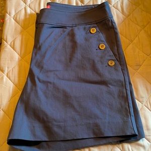 Isaac Mizrahi. size 14.   5 inch inseam. blue/grey